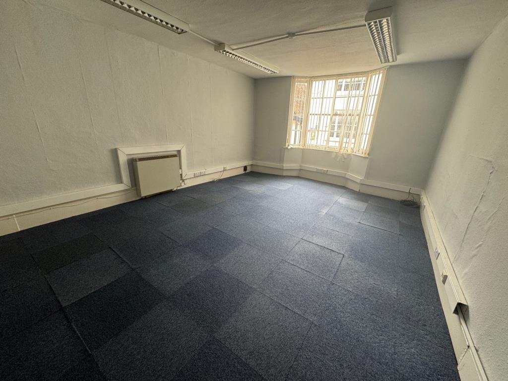 Lot: 98 - PERIOD TOWN CENTRE COMMERCIAL PREMISES - Vacant first floor office - front